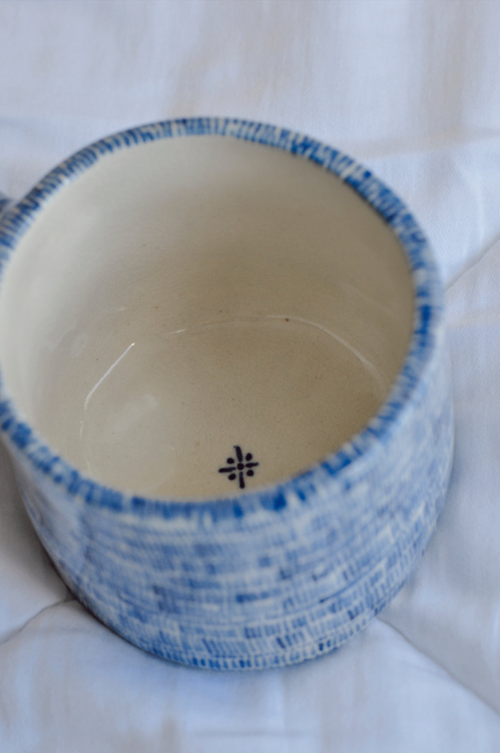 Caneca traços azuis