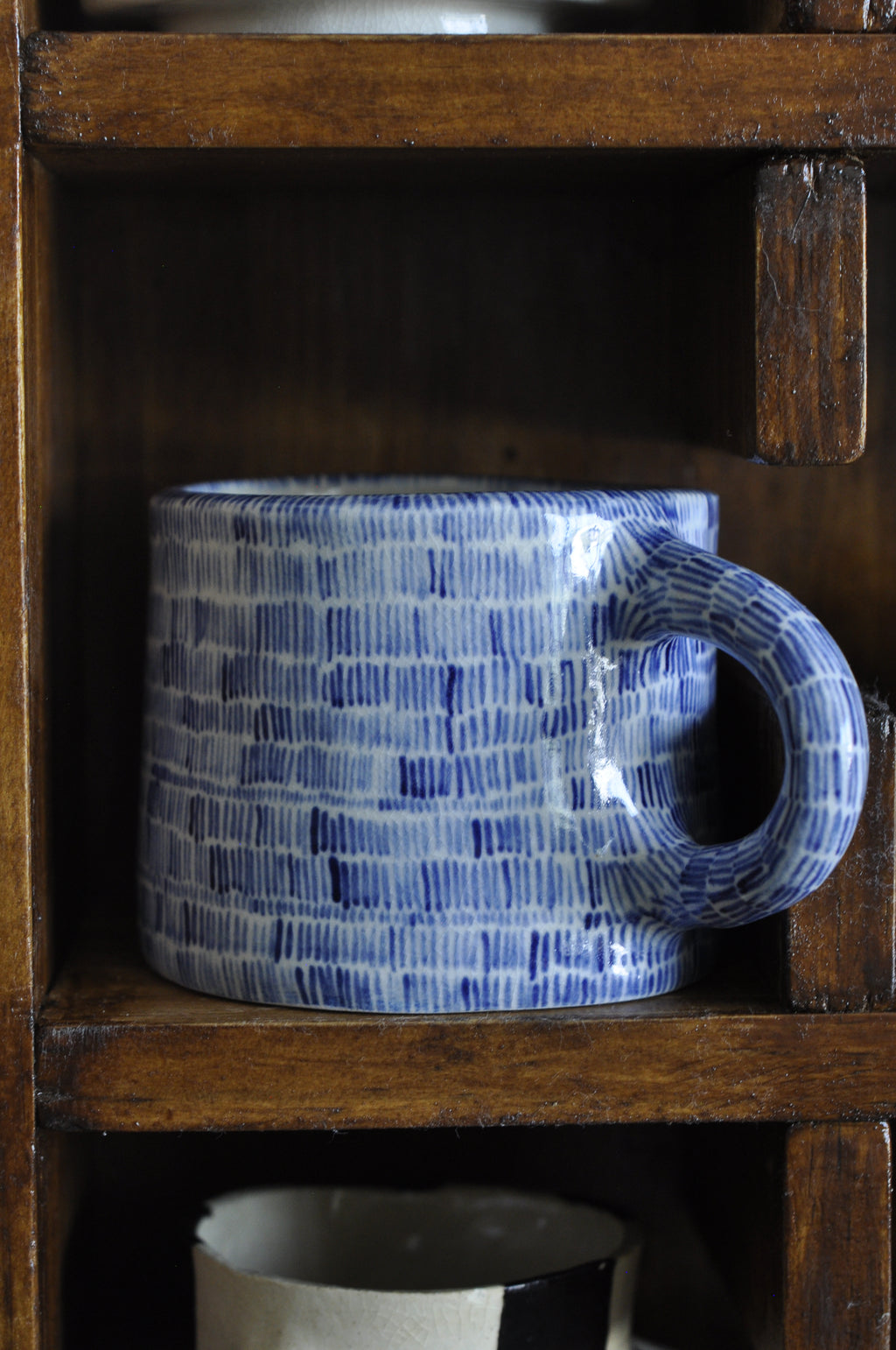 Caneca traços azuis