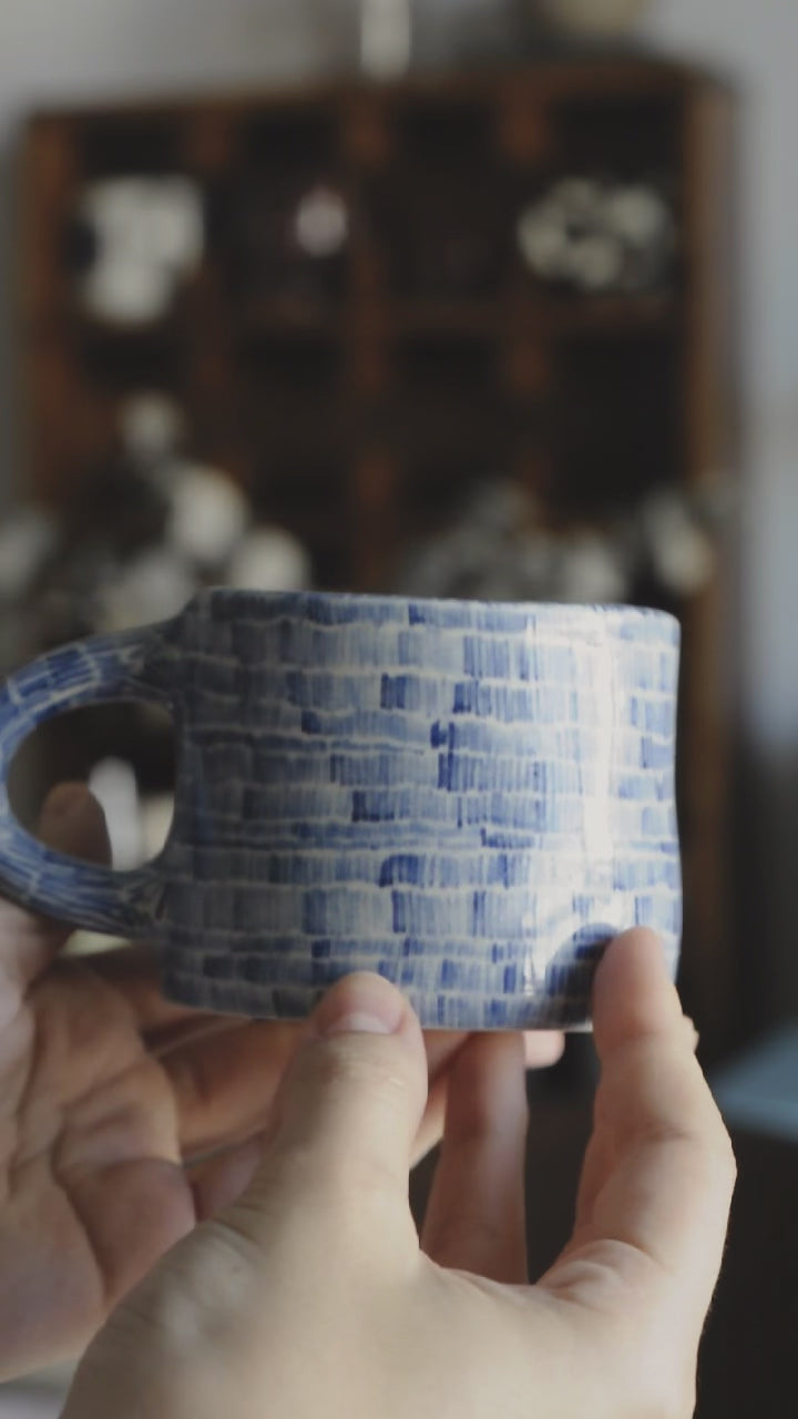 Caneca traços azuis